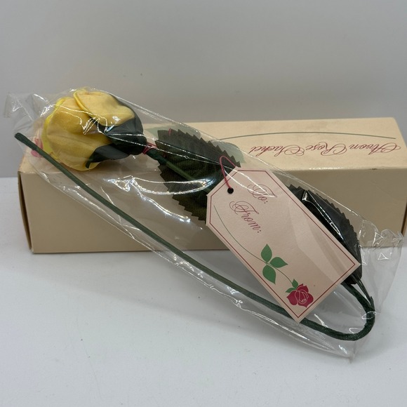 Avon Yellow Rose Sachet in Original Box New Old Stock Vintage Gift - Picture 1 of 6